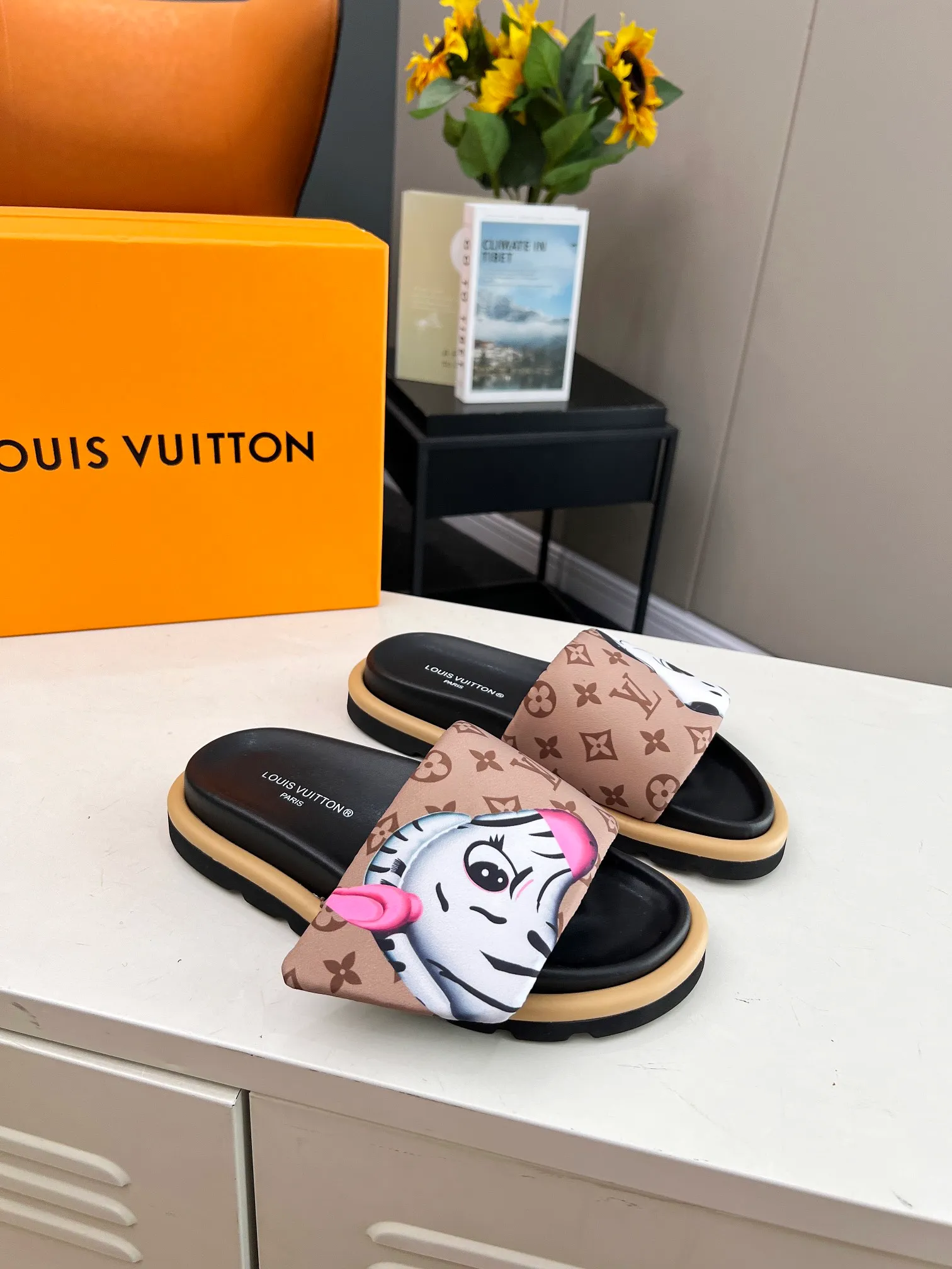 👟👟Ex-factory price 360👟👟 lv donkey brand l home 2024 hot style embossed logo embossed sandals This ol low comfort flat sandals are made of technical fabrics and use high-frequency embossing technology to reinterpret the monogram pattern. Soft padded upper with adjustable Velcro, comfortable and tough insole adds harmonious color ▪️Fabric: Original customized technical fabric ▪️Lining: soft sheepskin lining ▪️Sole: Original open-molded rubber foam outsole Color: .yellow.black▪️